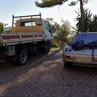 Bordighera: un'auto ed un camion da mesi su parcheggi pubblici, la segnalazione di una lettrice (Foto)