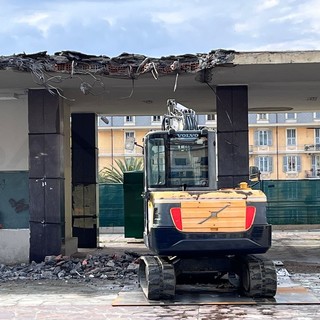 Sanremo: iniziata ieri pomeriggio la demolizione della struttura sul solettone di piazza Colombo (Foto e Video)