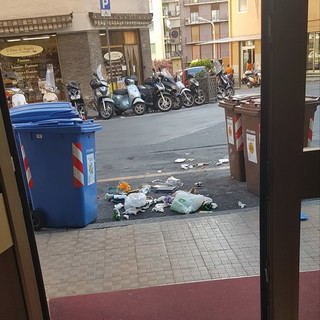 Sanremo: abbandono di rifiuti 'selvaggio', stavolta la storia si ripete in via Galilei al 'Polo Nord' (Foto)