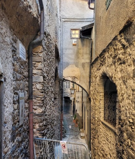 Triora: dopo il rischio crollo messo in sicurezza l'arco di via Giauni, revocata l'ordinanza dal sindaco