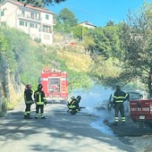Auto in fiamme a Seborga, salvi per miracolo i passeggeri