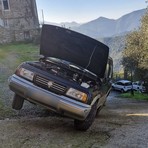 Perinaldo: rischia di capottarsi con l'auto, pronto intervento di un agente della Municipale e di un volontario (Foto)