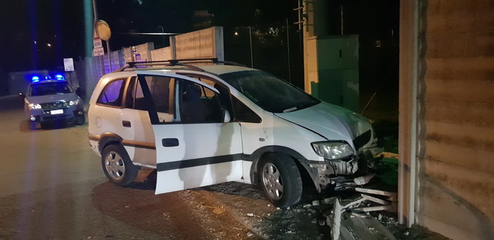 L'auto contro il muro di cinta del 'Peglia'.