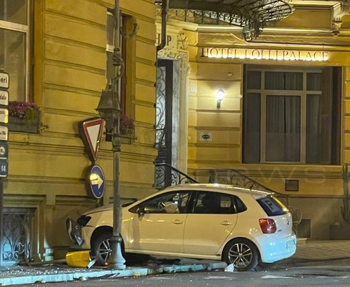 Sanremo: all'alba perde il controllo dell'auto e finisce contro l'ingresso dell'hotel Lolli Palace (Foto)