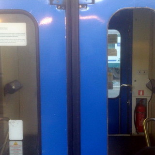Tre atti di vandalismo stamane sui treni regionali: vetri dei finestrini e delle porte di accesso distrutti (Foto)