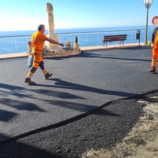 Ventimiglia: manutenzione urbana, nuovo asfalto in piazza degli Angeli Custodi a Grimaldi