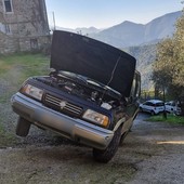 Perinaldo: rischia di capottarsi con l'auto, pronto intervento di un agente della Municipale e di un volontario (Foto)