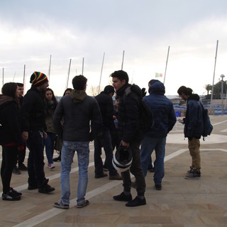 Arma di Taggia: in piazza Chierotti assemblea degli studenti per chiedere più sicurezza nelle scuole: “Non vogliamo aspettare la tragedia per far cambiare le cose” (foto e video)