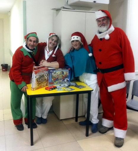 Imperia: ieri la sorpresa per i pazienti di psichiatria con Babbo Natale ed il suo Elfo, festa e doni per tutti