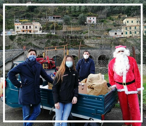 Badalucco: Babbo Natale e l'amministrazione comunale portano un carico di libri ai bimbi delle scuole