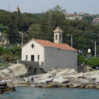 Bordighera: una lettrice segnala degrado tra gli scogli a Sant'Ampelio