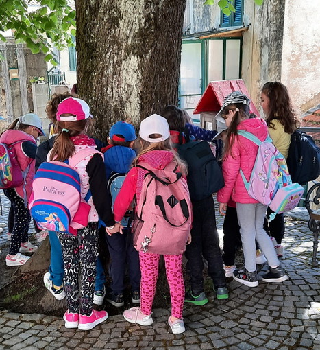 La Biblioteca 'Il Tiglio' di Bajardo alla settimana della lettura della scuola: la visita dei bambini (Foto)