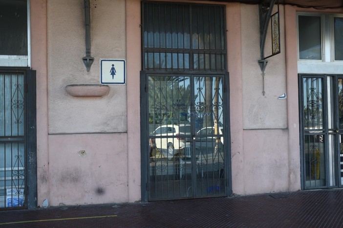 Il bagno della vecchia stazione chiuso la domenica di Ferragosto