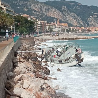 Vento e mareggiata, a Mentone una barca a vela si schianta sugli scogli (Foto)