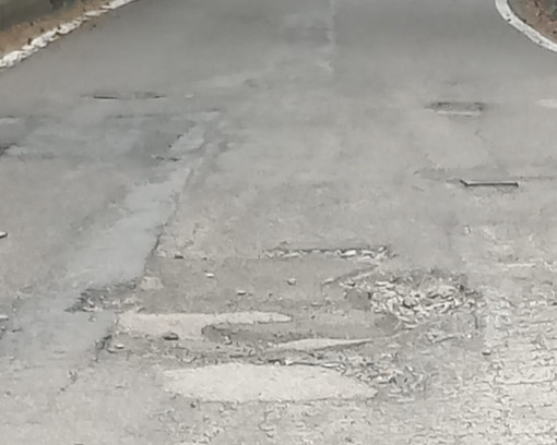 Sanremo: buche nell'asfalto e diverse cadute in moto, la segnalazione all'Urp di Gianni Calvi (Foto)