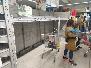 Gli scaffali di un supermercato vuoti