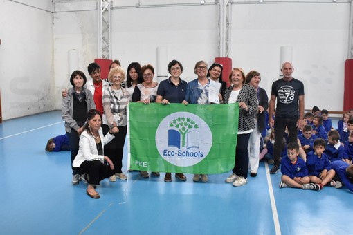 Santo Stefano al Mare: bandiera verde alla 'Primaria' che ha anche inventato un forno ad energia solare (Foto e Video)