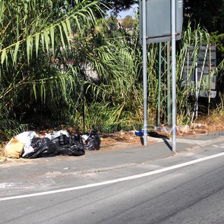 Sanremo: a Bussana la rotonda della ‘Serenella’ è ancora terra di conquista per i ‘furbetti’ della spazzatura