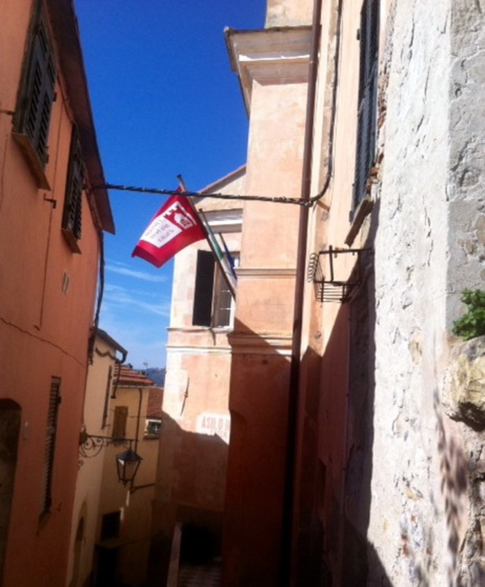 Cervo: ecco la bandiera dei Borghi più Belli d'Italia sventola dal 2003 da palazzo Morchio