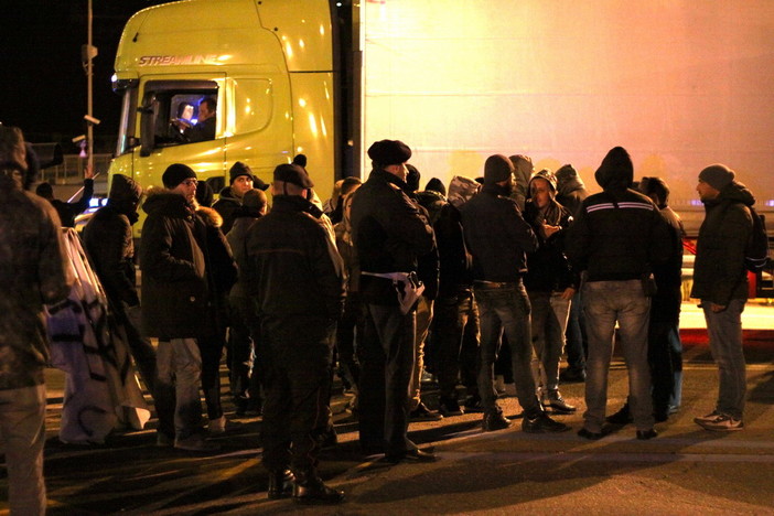 Barriera autostradale bloccata a Ventimiglia: l'onda lunga della protesta arriva nella città di confine