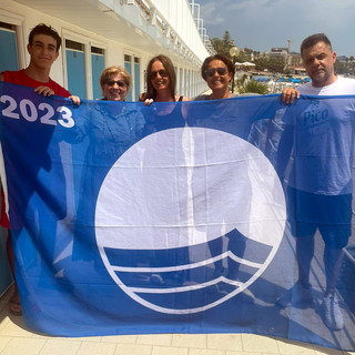 Sanremo: l'Assessore Sara Tonegutti ha consegnato oggi la bandiera blu a tutti gli stabilimenti balneari (Foto)