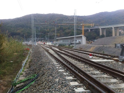 Passeggiano sui binari a Pietra Ligure e Loano: treni bloccati per il secondo giorno e disagi anche nell'imperiese