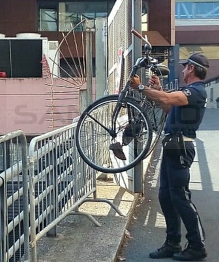 Sanremo: bicicletta appesa sul retro del Palafiori rischiava di cadere, rimossa dalla Polizia Municipale (Foto)