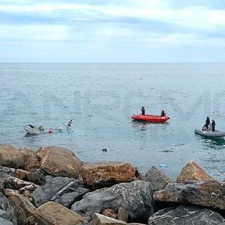 Sanremo: affonda con una barca da pesca dietro al molo lungo, salvato da un giovane e dalla Guardia Costiera (Foto)