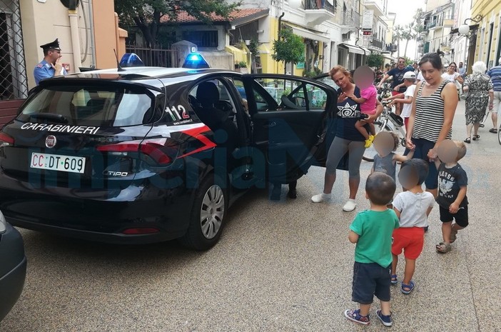 Diano Marina: i bambini dell'asilo 'Canepa' vicini alle Istituzioni, hanno incontrato i Carabinieri (Foto)