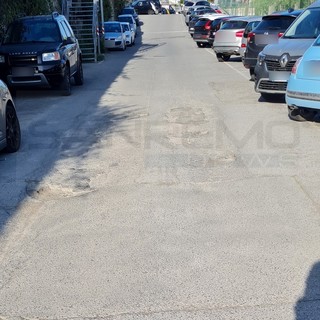 Sanremo: buche in via Gavagnin, una nostra lettrice &quot;La situazione sta degenerando&quot; (Foto)