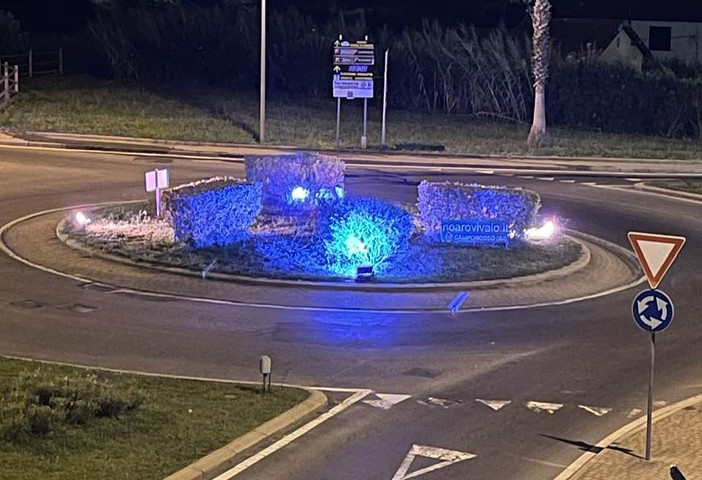 Baby Loss Awareness Day, a Camporosso la rotonda del ponte dell’Amicizia si illumina di rosa e azzurro (Foto)