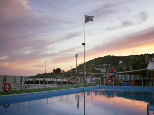 Ponte dell'Immacolata a pochi passi dal mare: al ristorante dei Bagni Gabriella apericena musicale e corso di tennis da tavola gratuito con tecnico federale