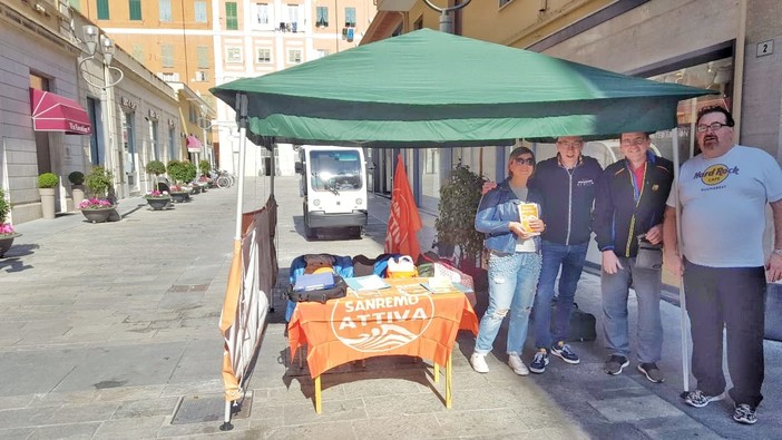 Un banchetto di Sanremo Attiva in via Esoffier