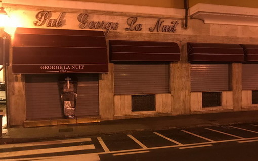 Sanremo: ha chiuso 'George La Nuit', qualcuno ha messo una bara di fronte alla serranda (Foto)