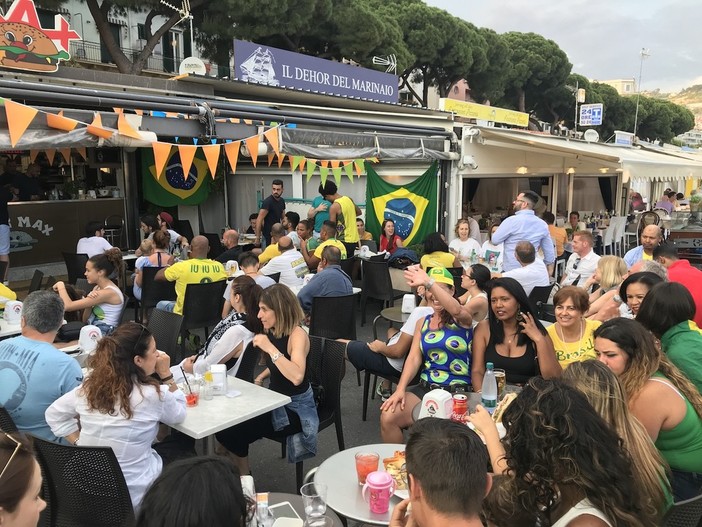 I tifosi verdeoro in un bar di Porto Vecchio