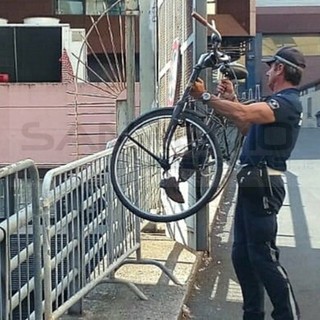 Sanremo: bicicletta appesa sul retro del Palafiori rischiava di cadere, rimossa dalla Polizia Municipale (Foto)
