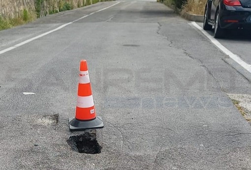 Ospedaletti: buco nell'asfalto da ieri in lungomare Colombo, residenti chiedono un intervento (Foto)