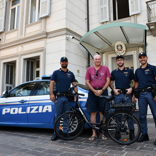 Sanremo: bicicletta rubata in piazza Colombo, la Polizia scopre il malvivente e la restituisce al proprietario