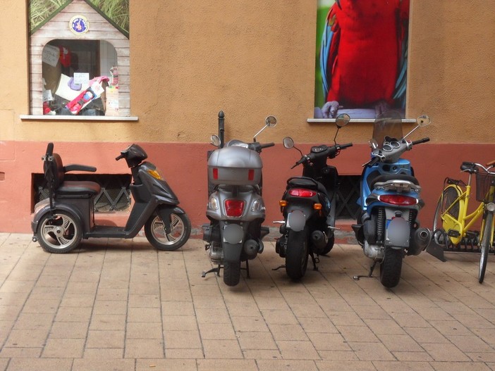 Ventimiglia: parcheggio selvaggio e degrado sulla via pedonale Hambury, le proteste