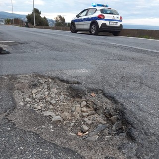 Sanremo: buca 'record' nell'asfalto di via Padre Semeria, la Municipale fa intervenire gli operai del Comune (Foto)