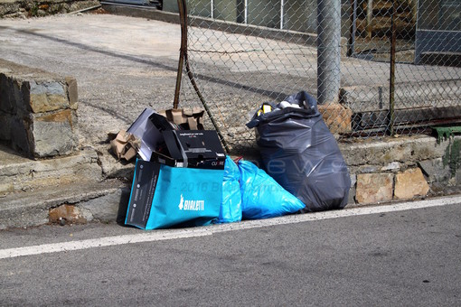 Sanremo: lamentele per il ‘porta a porta’ nelle frazioni, a Poggio spuntano topi tra i sacchi