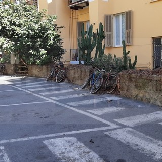 Sanremo: biciclette abbandonate da tempo in via San Francesco, i residenti chiedono un intervento (Foto)