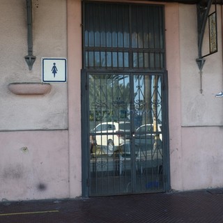 Il bagno della vecchia stazione chiuso la domenica di Ferragosto