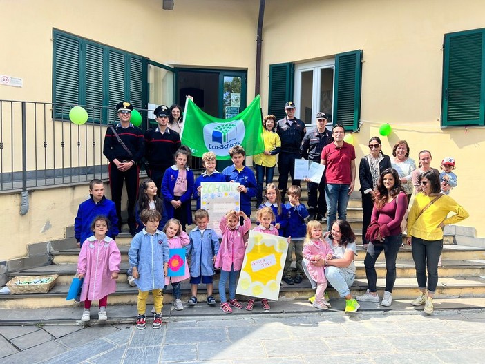 La scuola di Triora ha ottenuto la Bandiera Verde: premiato il progetto sulle energie rinnovabili e l'ambiente (foto)