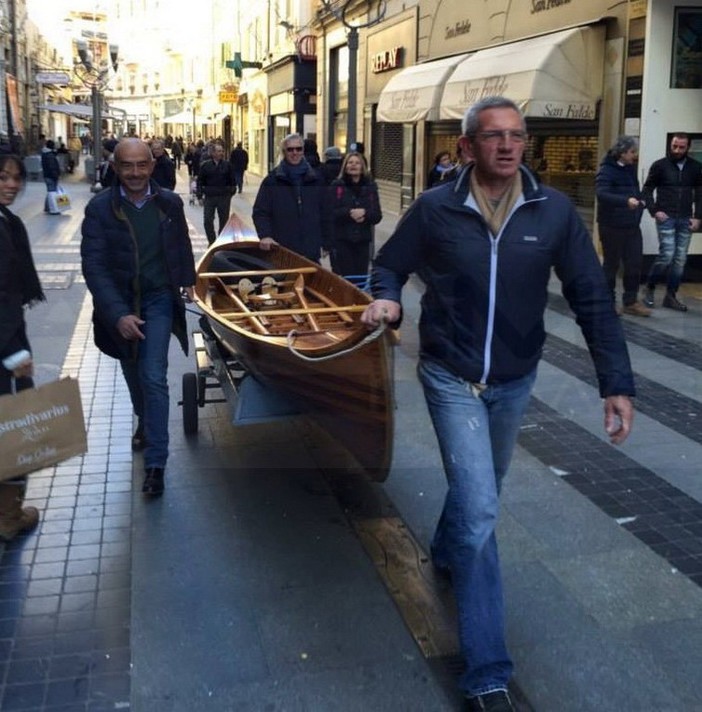 Una 'vecchia gloria' della Canottieri Sanremo a 'spasso' nel centro accompagnata da Renato Alberti e l'avvocato Mager