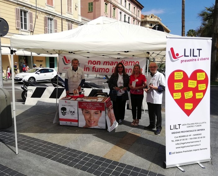 Il banchetto della LILT Sanremo in via Matteotti