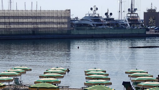 Sanremo: manca un pezzo di barriera anti inquinamento sulle spiagge del centro, lettera del Comune (Foto)