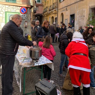 Imperia: grande festa ieri a Costa d'Oneglia per l'arrivo di Babbo Natale, tanti i bambini con i genitori (Foto)