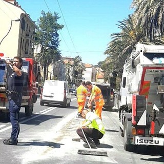 Sanremo: betoniera perde cemento in corso Cavallotti, intervento degli operai e della Municipale (Foto)