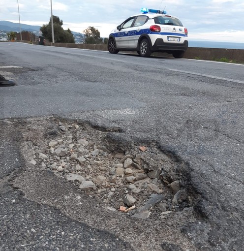 Sanremo: buca 'record' nell'asfalto di via Padre Semeria, la Municipale fa intervenire gli operai del Comune (Foto)